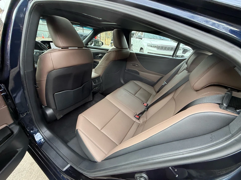 2025 Lexus ES 7th Gen - Image 19 of 21