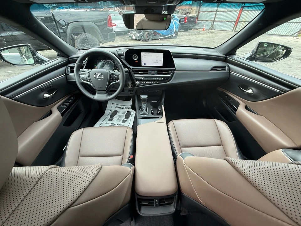 2025 Lexus ES 7th Gen - Image 17 of 21