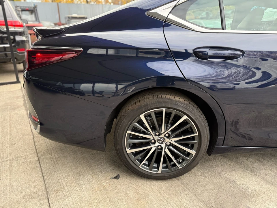 2025 Lexus ES 7th Gen - Image 10 of 21