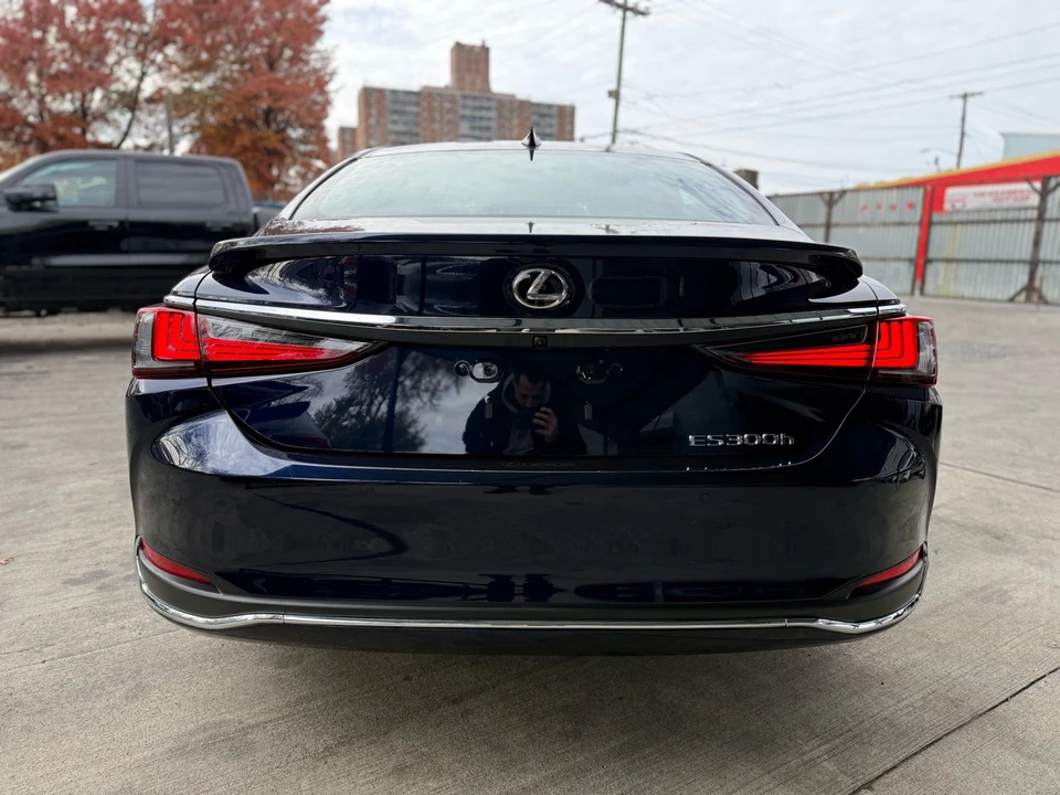 2025 Lexus ES 7th Gen - Image 6 of 21