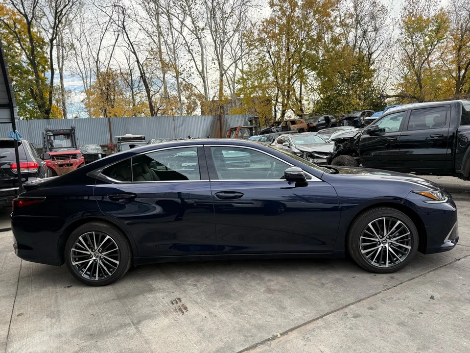 2025 Lexus ES 7th Gen - Image 8 of 21