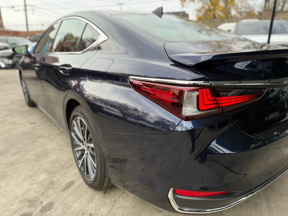 2025 Lexus ES 7th Gen - Image 12 of 21