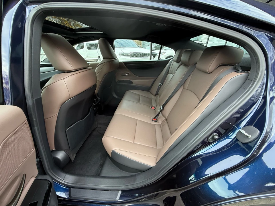 2025 Lexus ES 7th Gen - Image 15 of 21