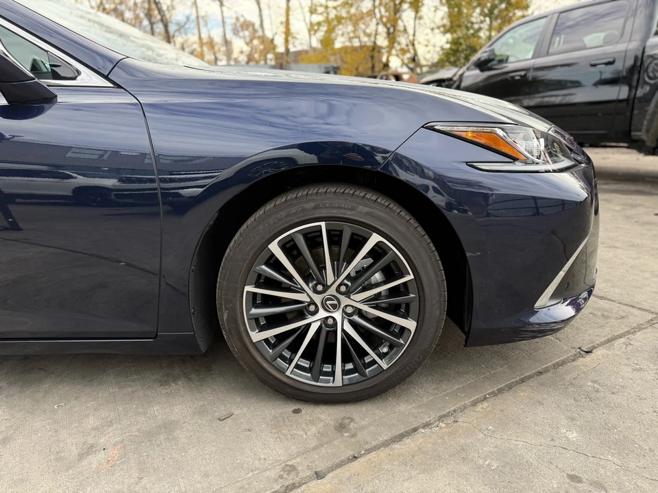 2025 Lexus ES 7th Gen - Image 9 of 21