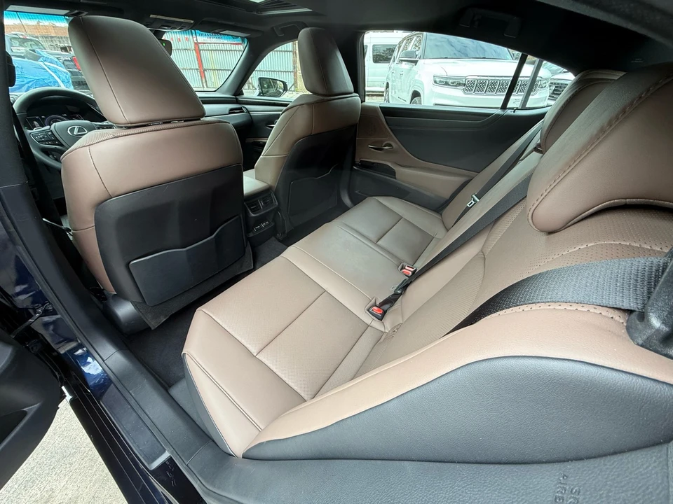 2025 Lexus ES 7th Gen - Image 16 of 21