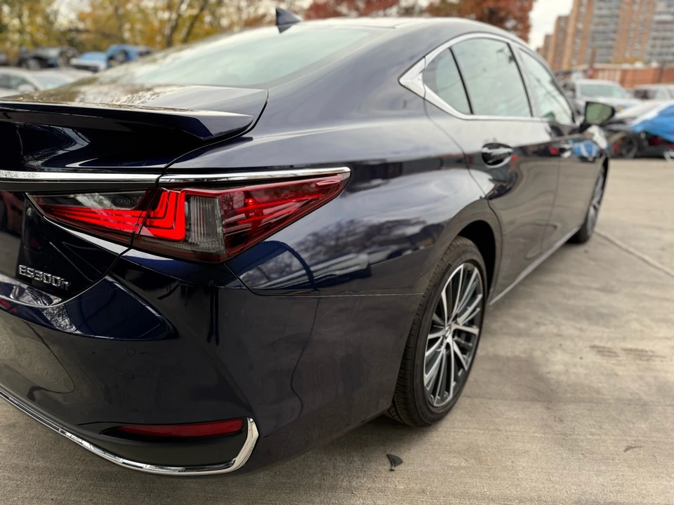 2025 Lexus ES 7th Gen - Image 11 of 21