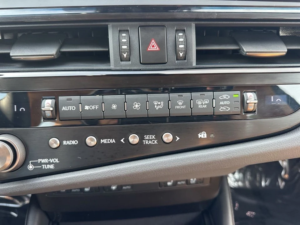 2025 Lexus ES 7th Gen - Image 20 of 21
