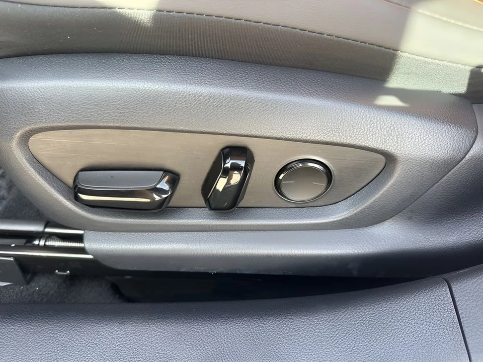2025 Lexus ES 7th Gen - Image 10 of 12