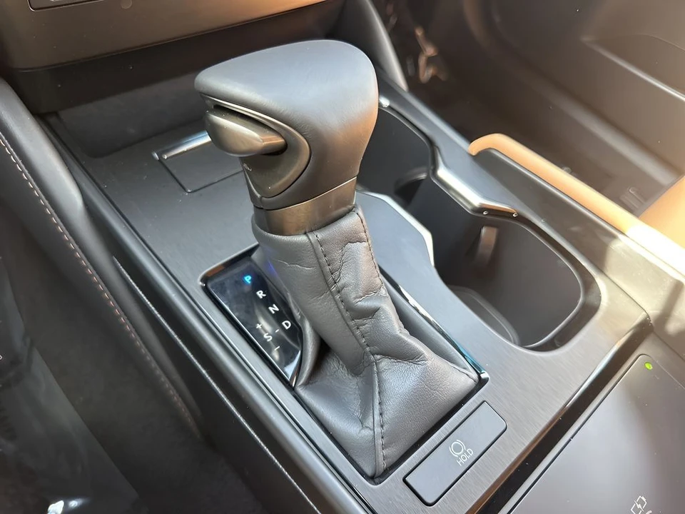 2025 Lexus ES 7th Gen - Image 18 of 21