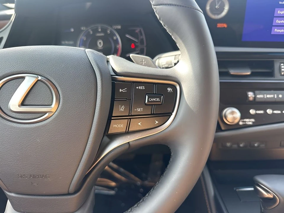 2025 Lexus ES 7th Gen - Image 17 of 21