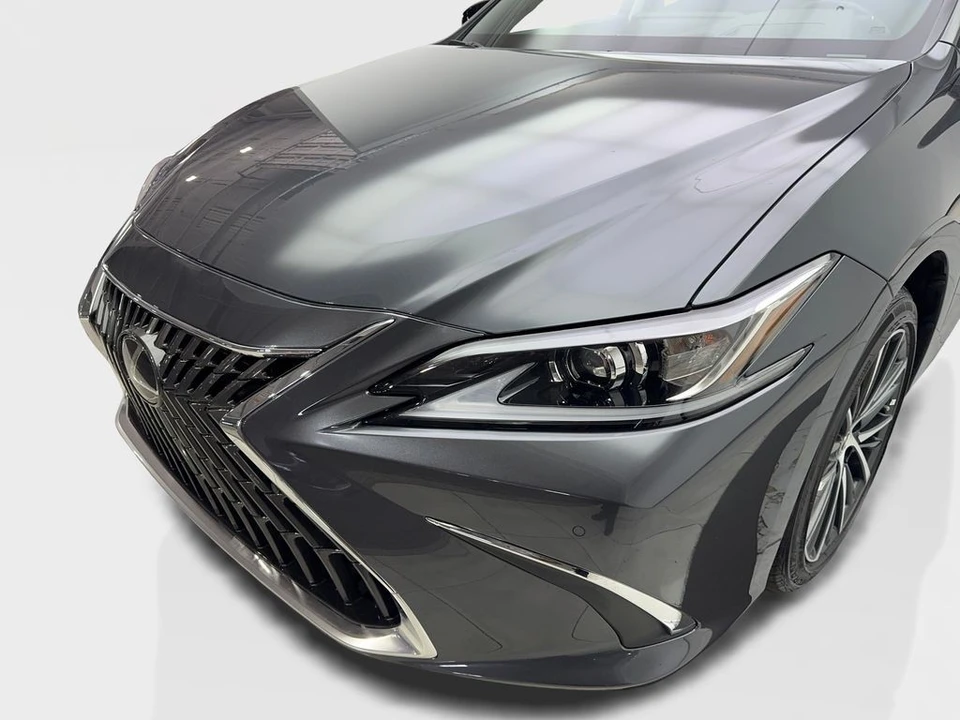2025 Lexus ES 7th Gen - Image 16 of 21