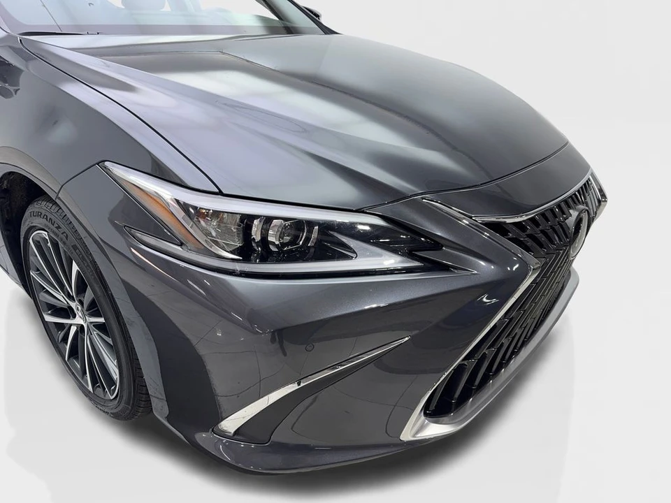2025 Lexus ES 7th Gen - Image 17 of 21