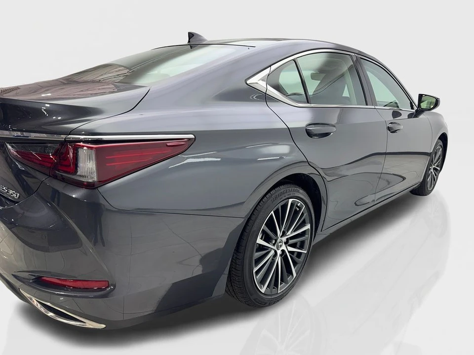 2025 Lexus ES 7th Gen - Image 13 of 21