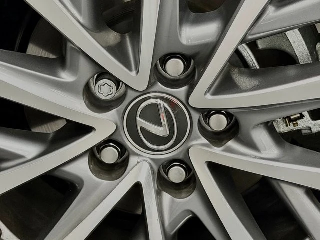 2025 Lexus ES 7th Gen - Image 17 of 21