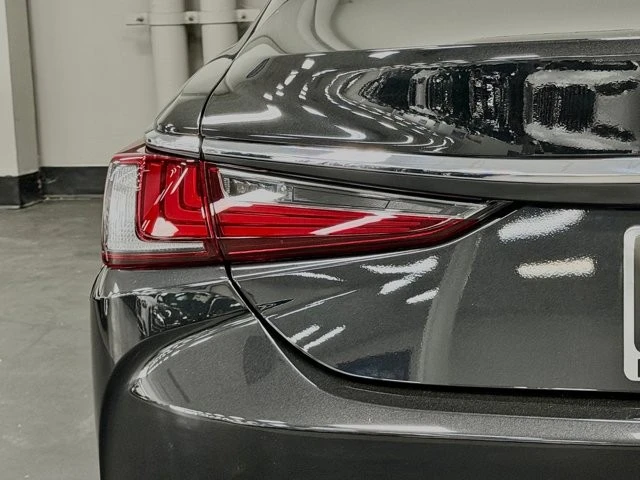 2025 Lexus ES 7th Gen - Image 13 of 21