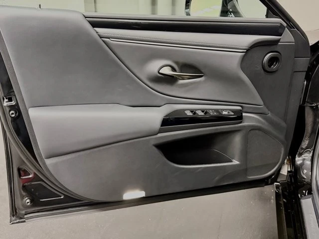 2025 Lexus ES 7th Gen - Image 19 of 21