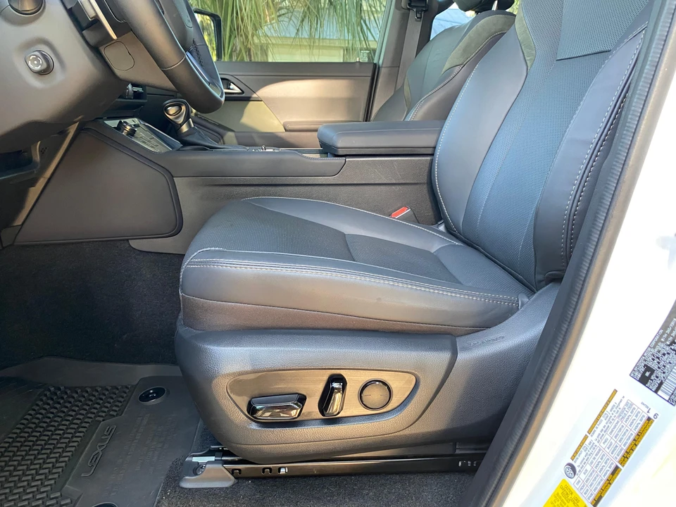 2025 Lexus GX 3rd Gen - Image 28 of 31