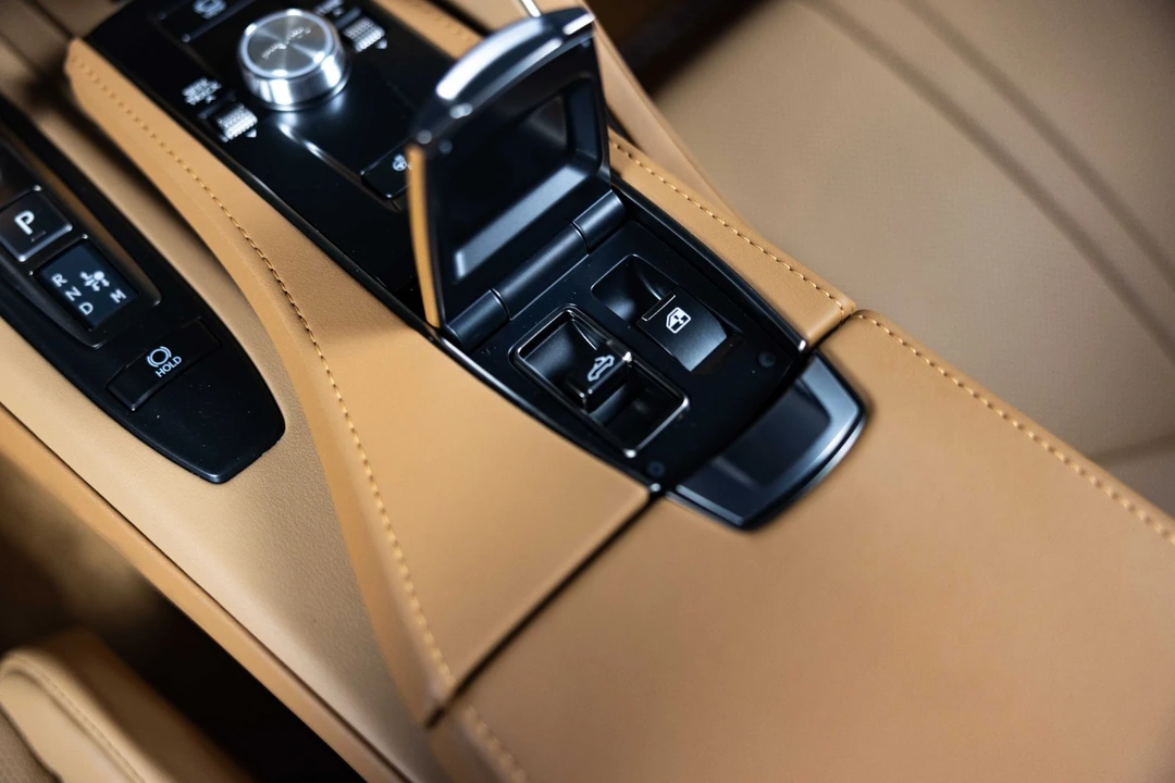 2025 Lexus LC - Image 26 of 31