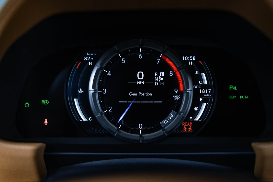 2025 Lexus LC - Image 21 of 31