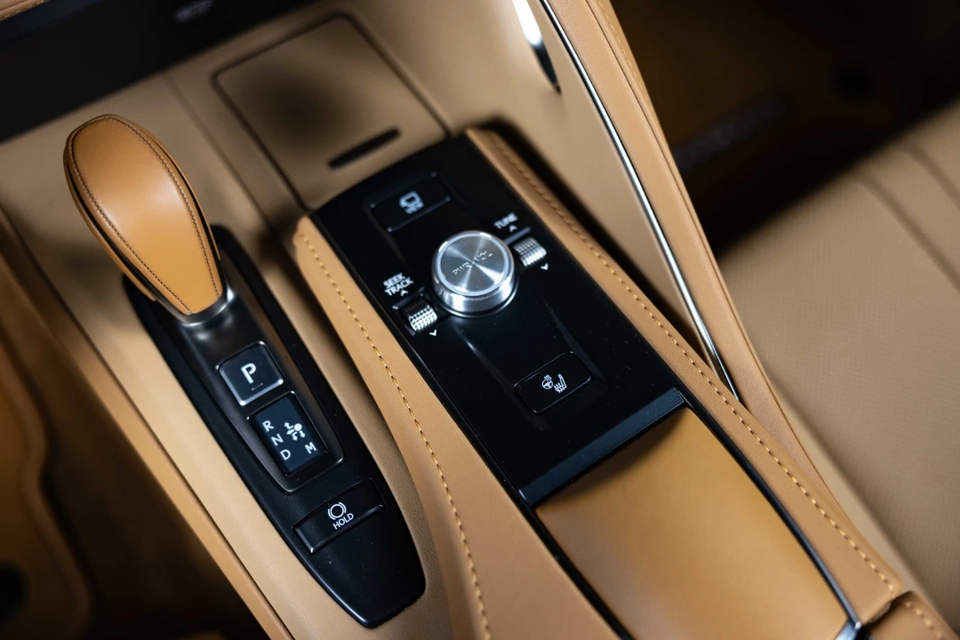 2025 Lexus LC - Image 25 of 31