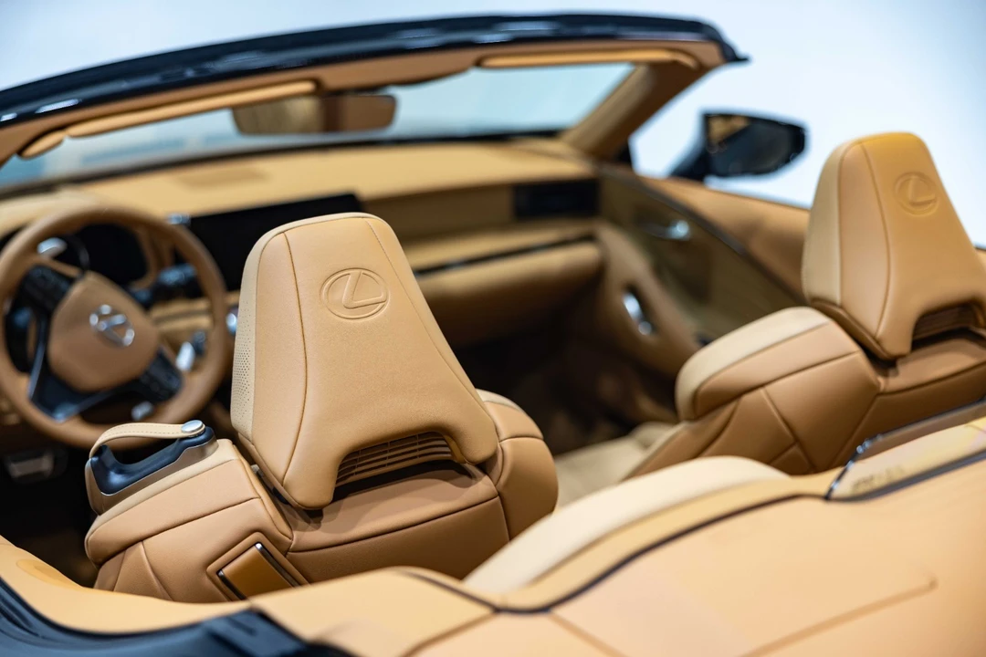 2025 Lexus LC - Image 27 of 31