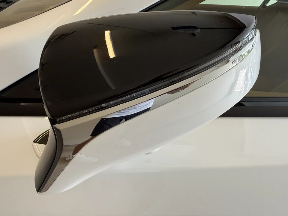 2025 Lexus LC - Image 19 of 31
