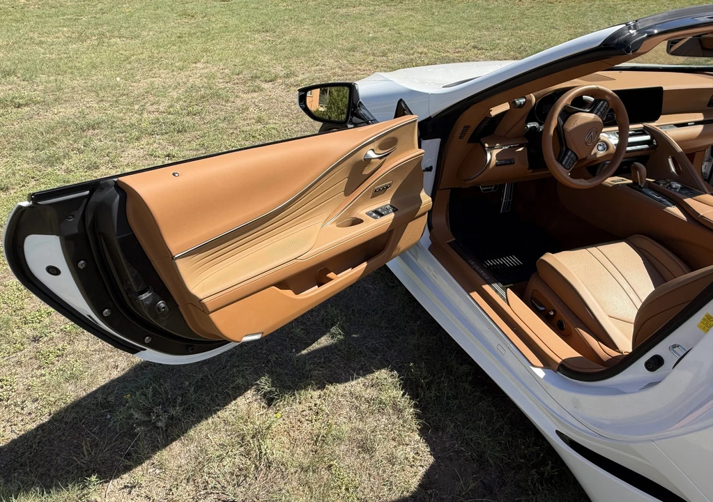2025 Lexus LC - Image 24 of 31