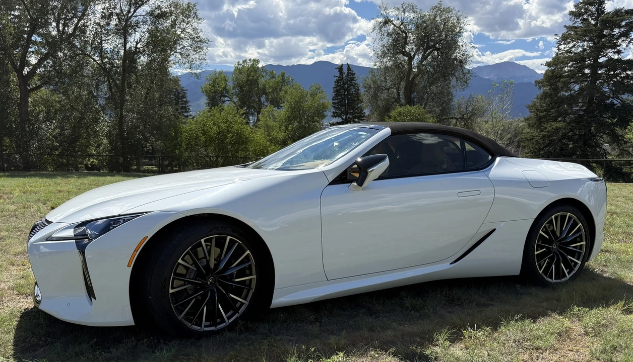 2025 Lexus LC - Image 3 of 31