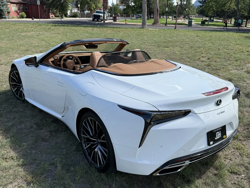 2025 Lexus LC - Image 11 of 31