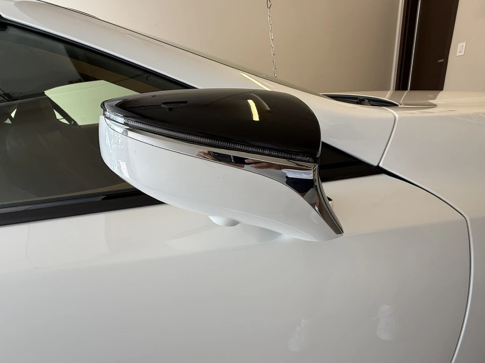 2025 Lexus LC - Image 18 of 31