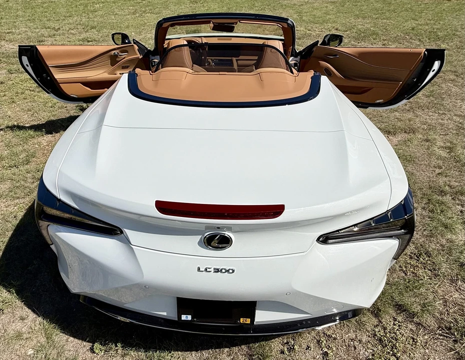 2025 Lexus LC - Image 12 of 31