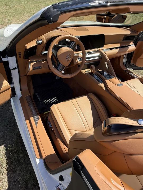 2025 Lexus LC - Image 26 of 31