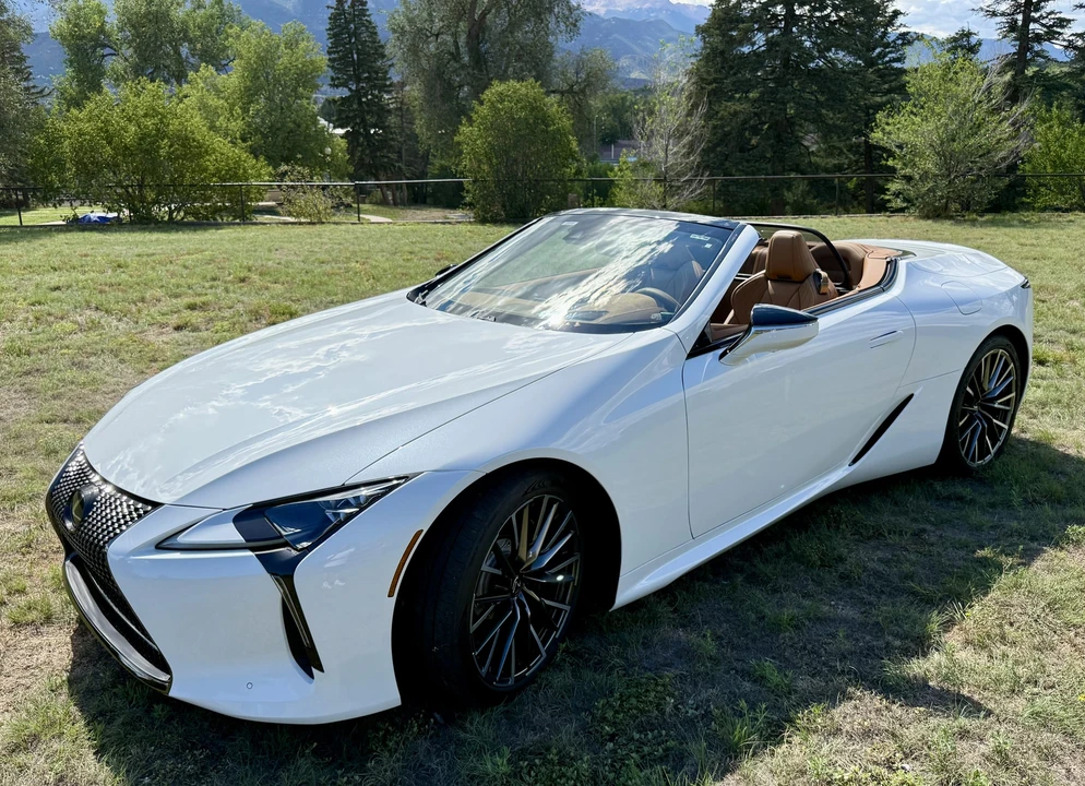 2025 Lexus LC - Image 10 of 31