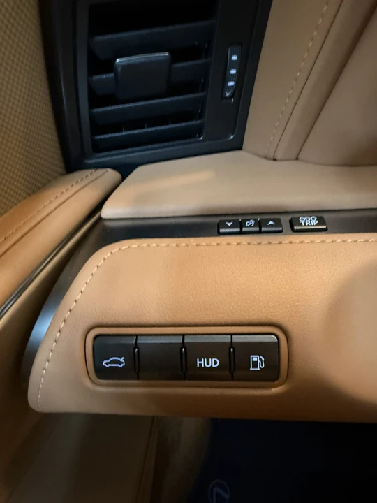 2025 Lexus LC - Image 28 of 31