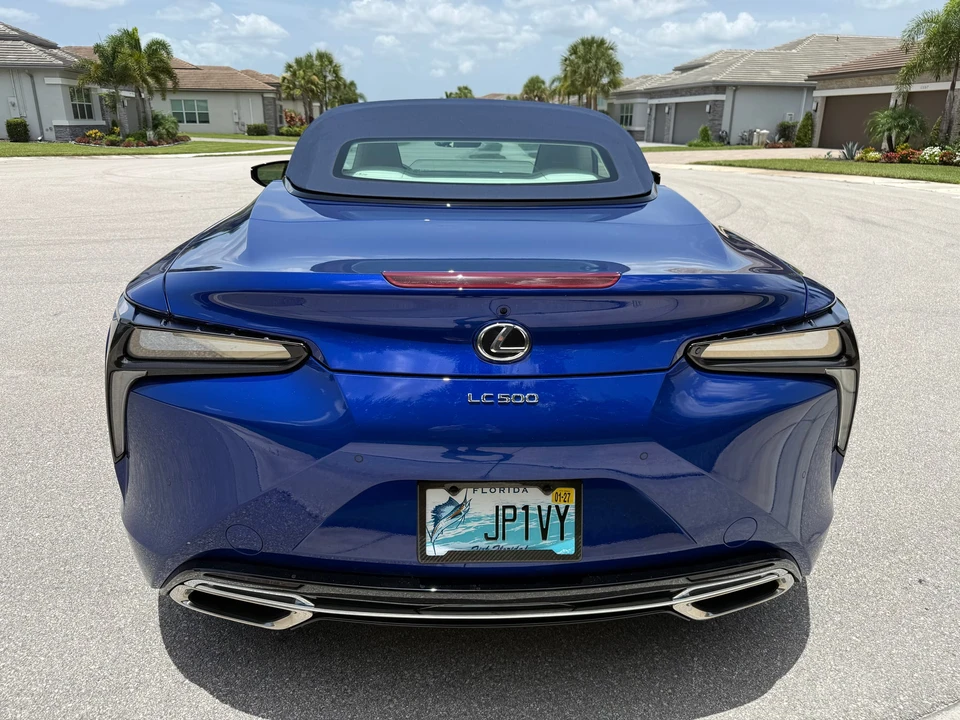 2025 Lexus LC - Image 12 of 31