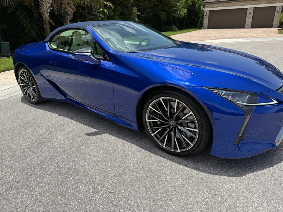 2025 Lexus LC - Image 18 of 31