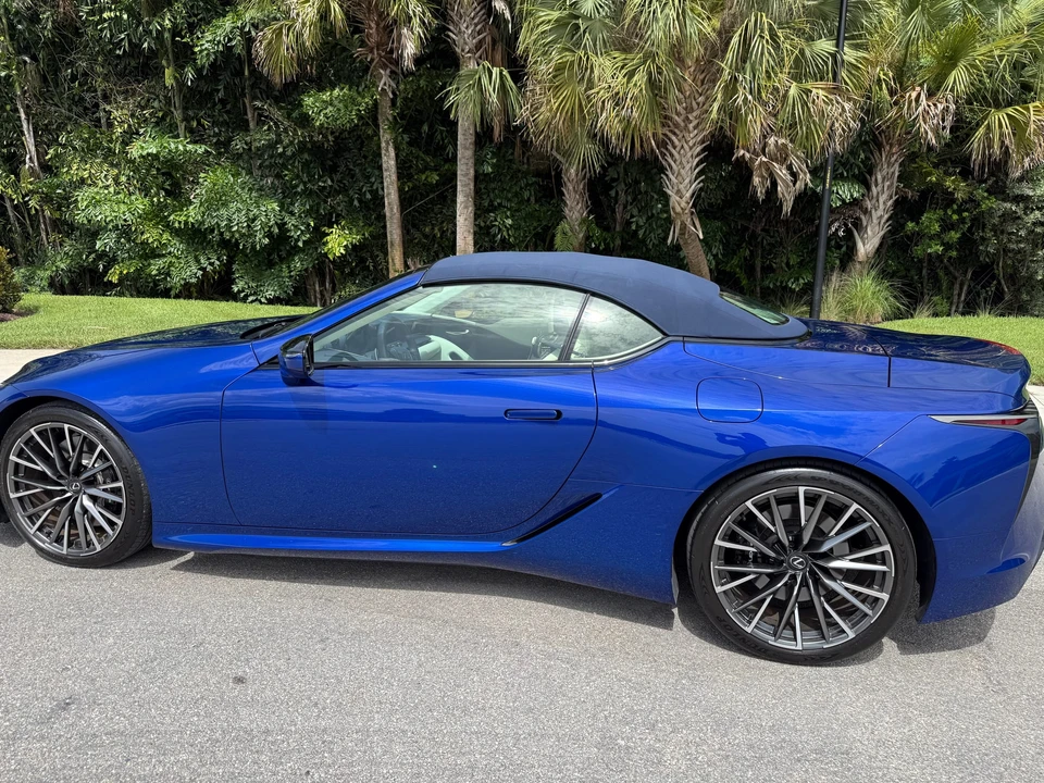 2025 Lexus LC - Image 9 of 31
