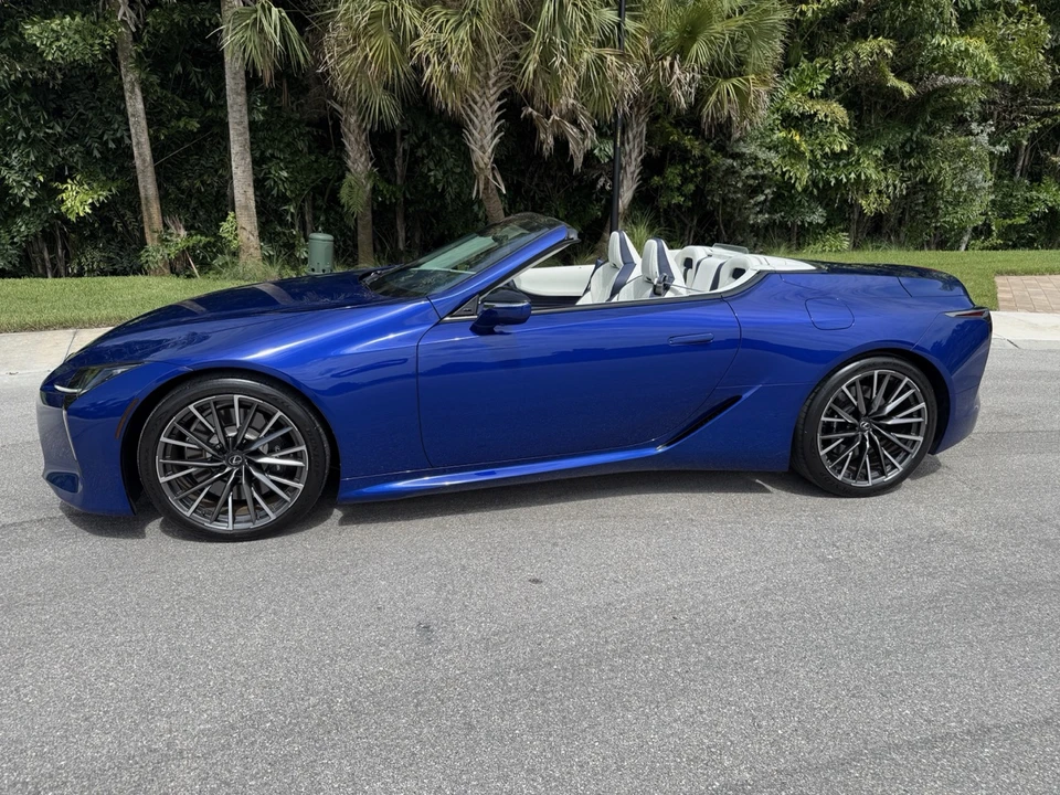 2025 Lexus LC - Image 23 of 31