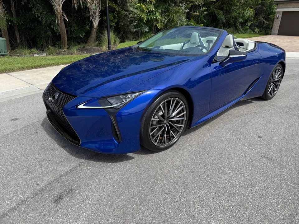 2025 Lexus LC - Image 22 of 31