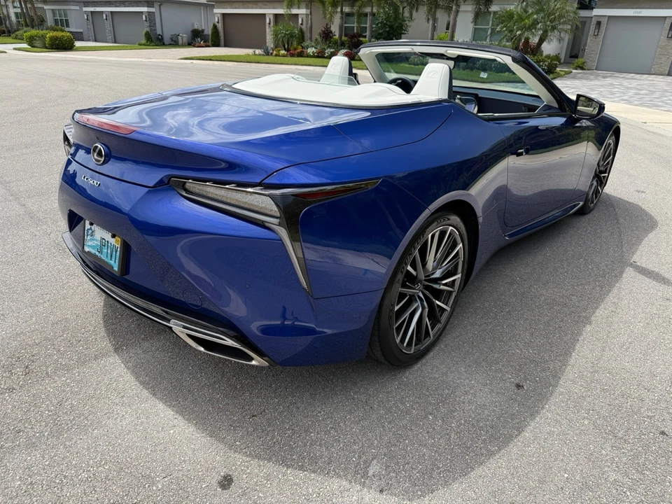 2025 Lexus LC - Image 27 of 31