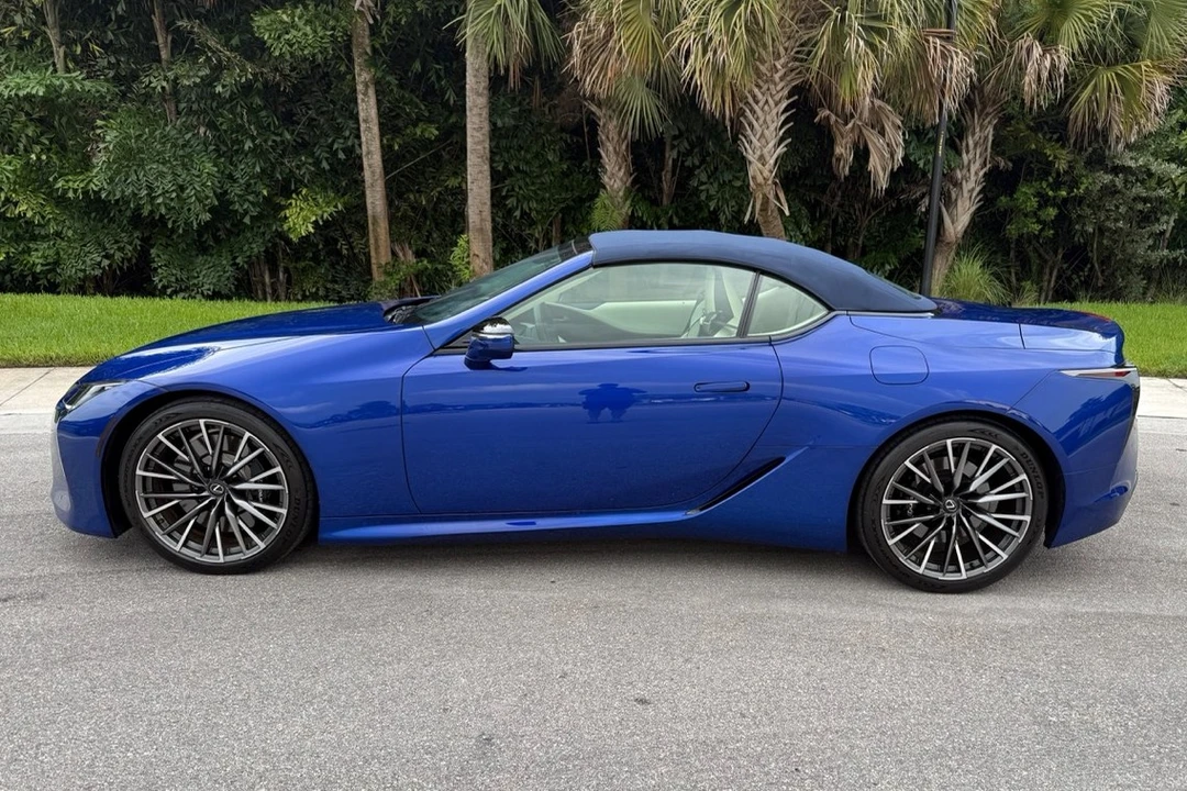 2025 Lexus LC - Image 7 of 31