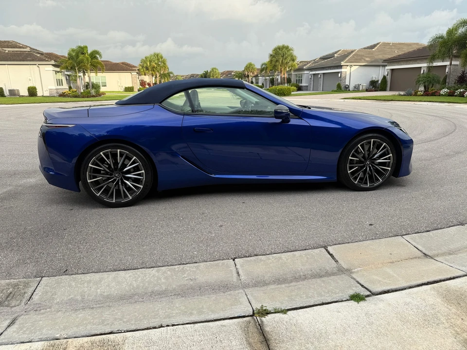 2025 Lexus LC - Image 16 of 31
