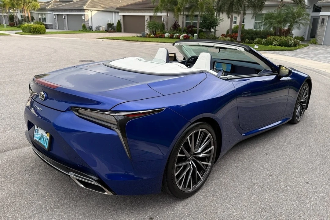 2025 Lexus LC - Image 28 of 31
