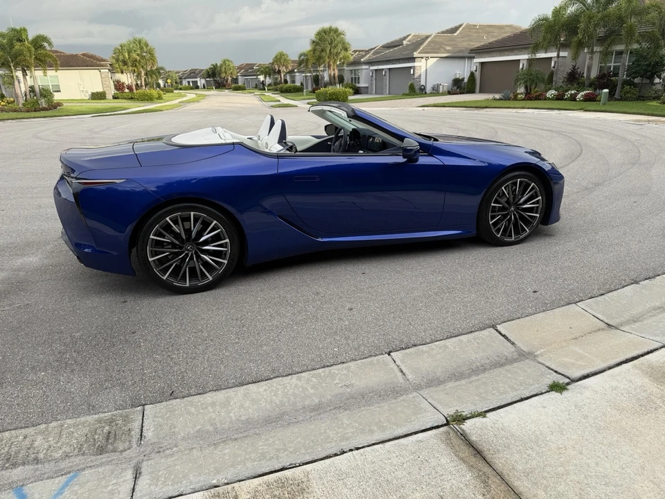 2025 Lexus LC - Image 29 of 31