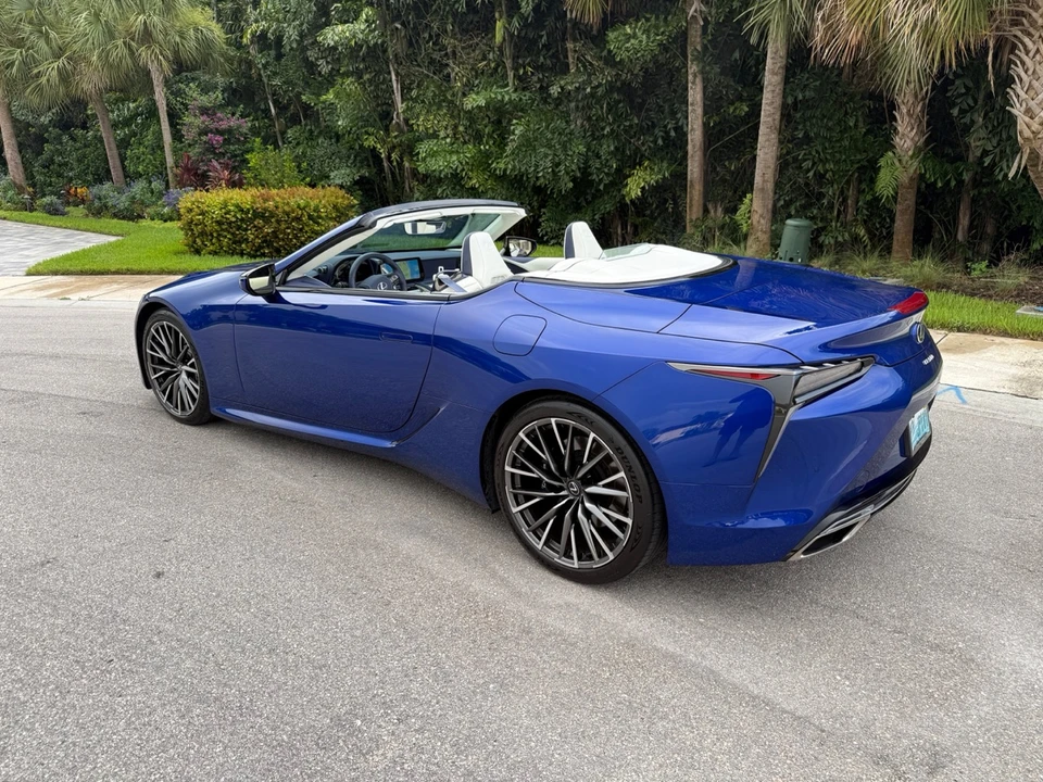 2025 Lexus LC - Image 25 of 31