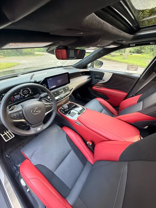 2025 Lexus LS 5th Gen - Image 8 of 10