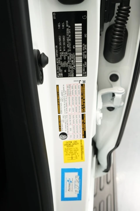 2025 Lexus LX 4th Gen - Image 29 of 31