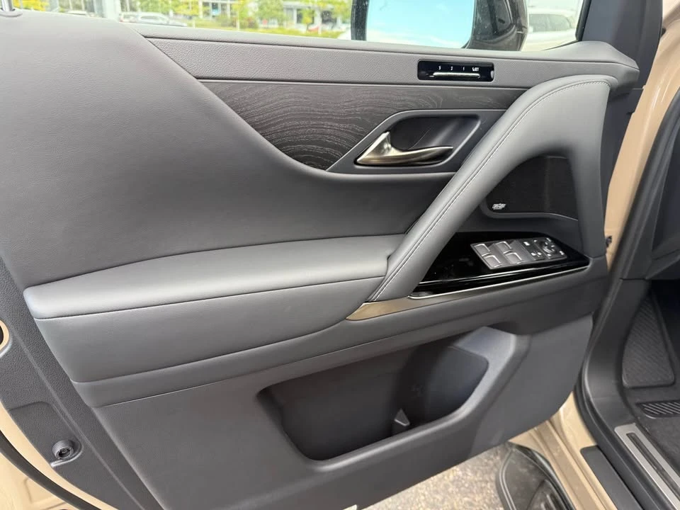 2025 Lexus LX - Image 5 of 10