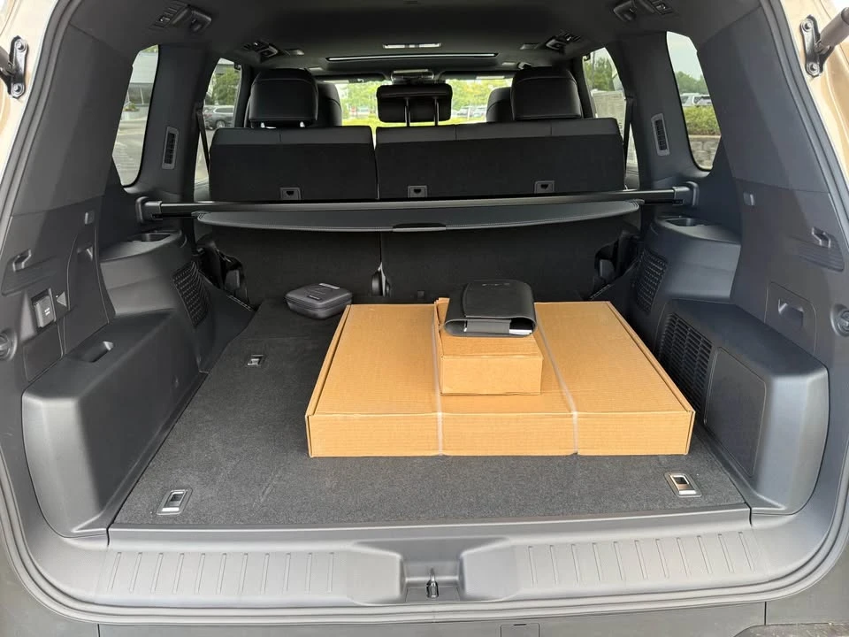 2025 Lexus LX - Image 8 of 10