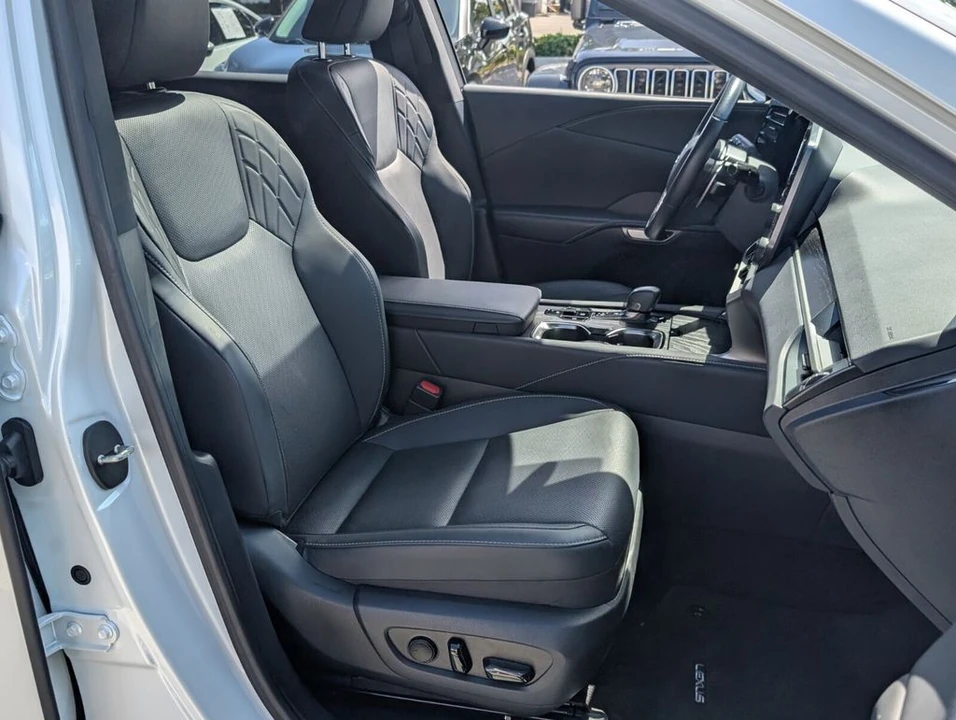 2025 Lexus RX 5th Gen - Image 17 of 21